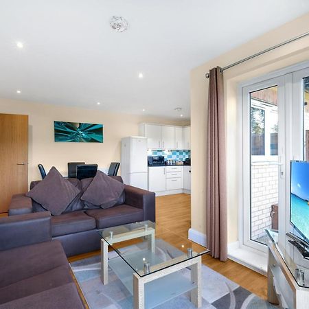 London Heathrow Living Serviced Apartments By Ferndale Stanwell Bagian luar foto