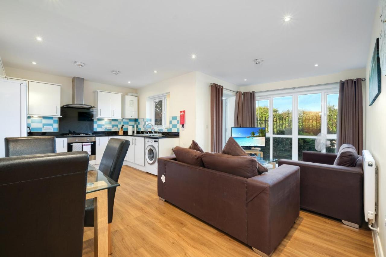 London Heathrow Living Serviced Apartments By Ferndale Stanwell Bagian luar foto
