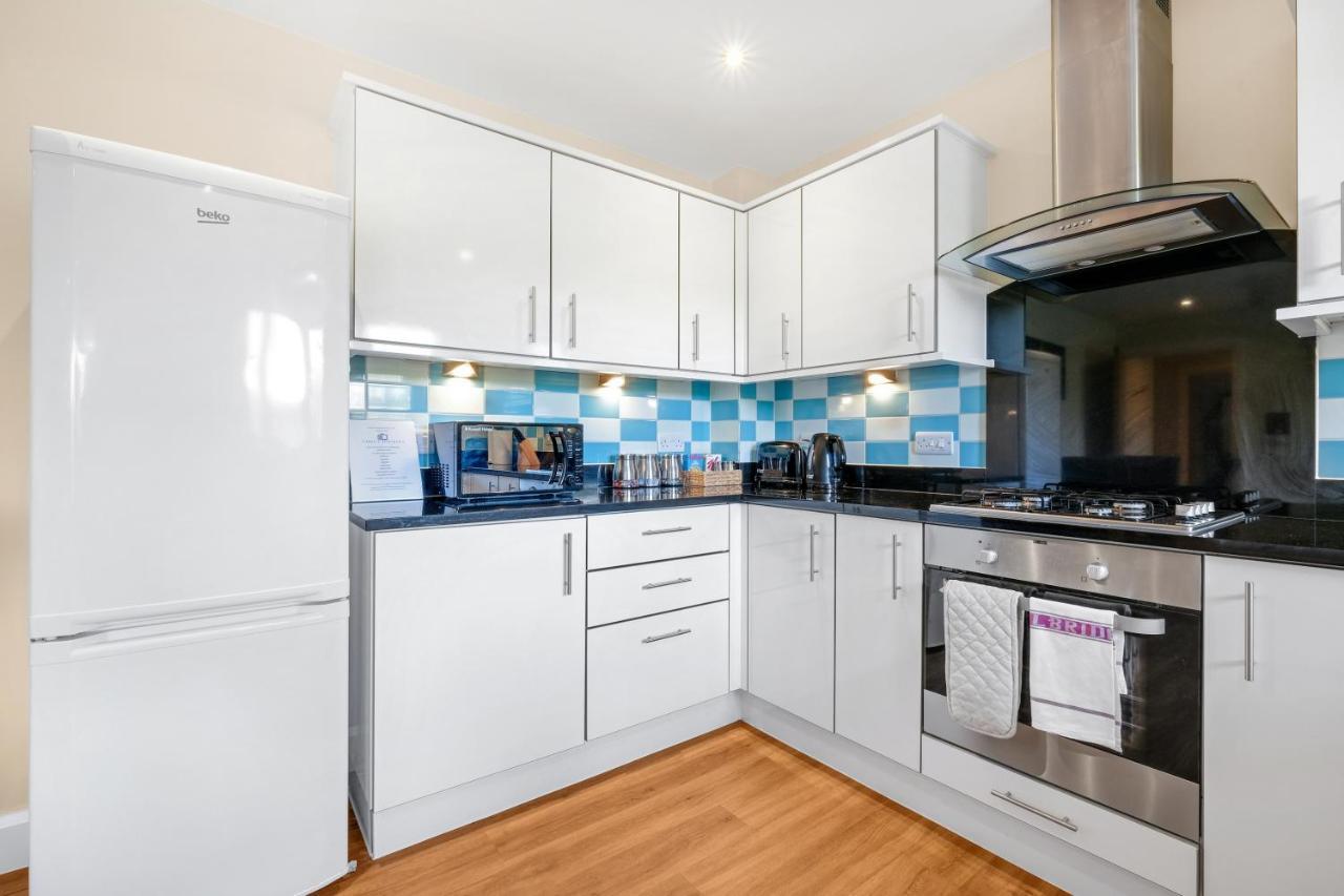 London Heathrow Living Serviced Apartments By Ferndale Stanwell Bagian luar foto