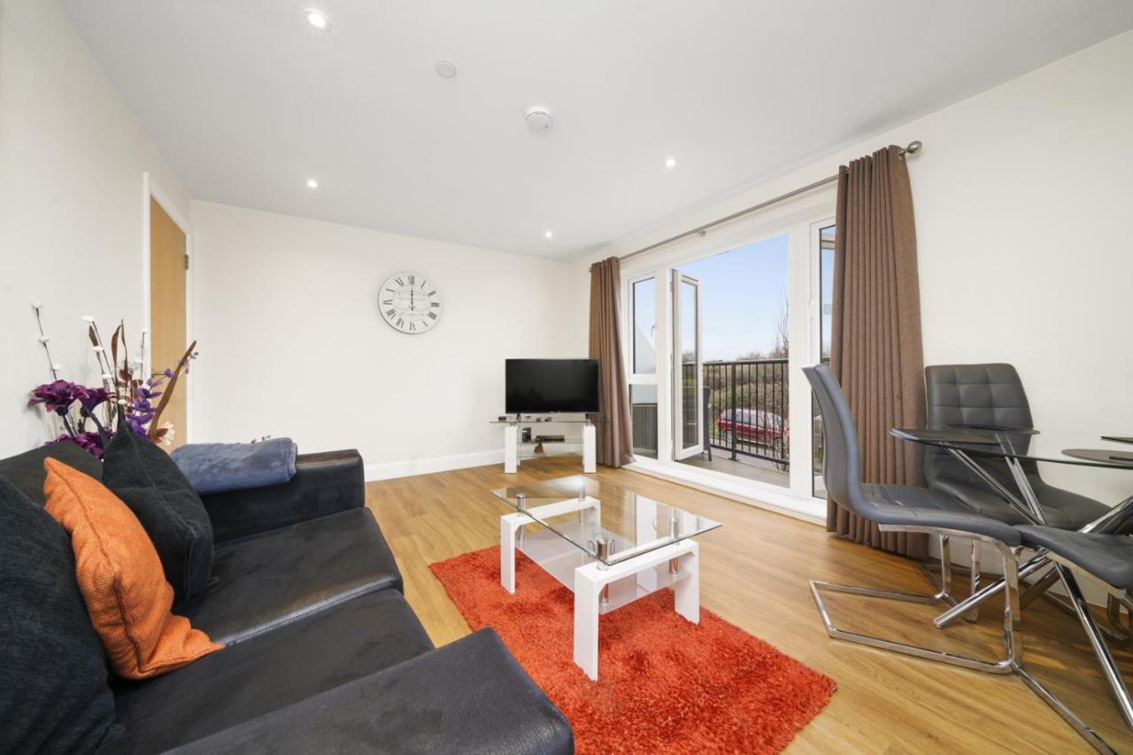 London Heathrow Living Serviced Apartments By Ferndale Stanwell Bagian luar foto