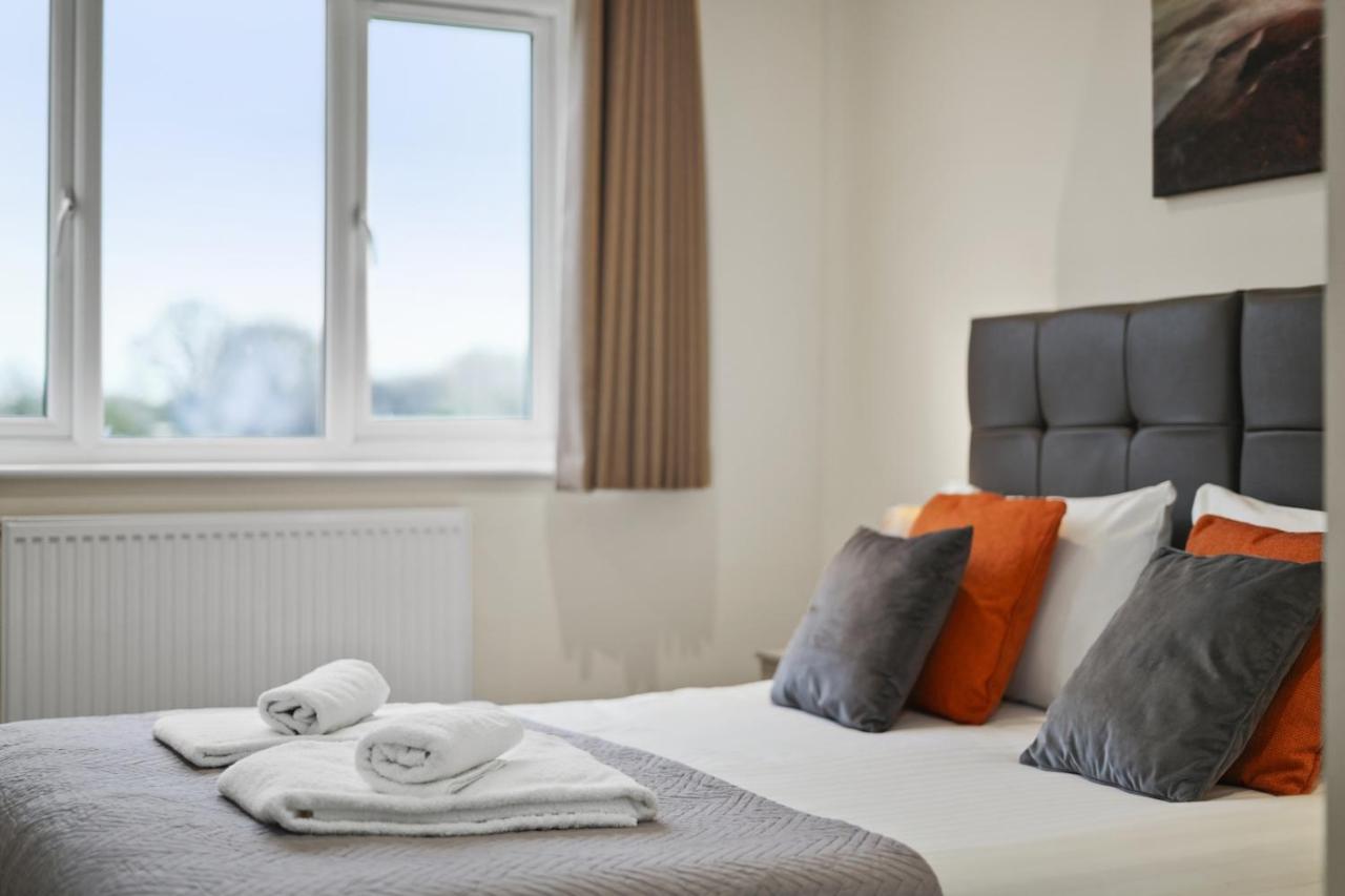 London Heathrow Living Serviced Apartments By Ferndale Stanwell Bagian luar foto