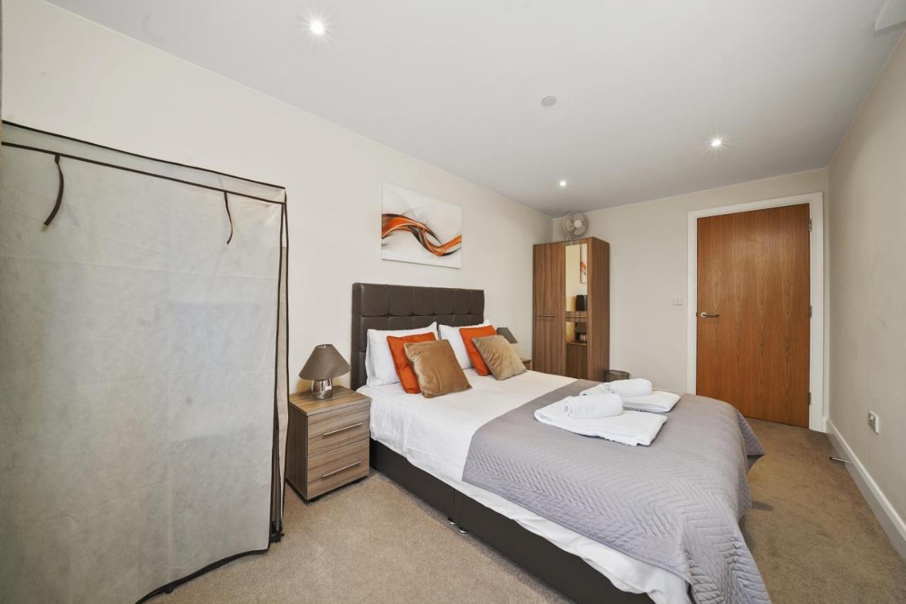 London Heathrow Living Serviced Apartments By Ferndale Stanwell Bagian luar foto