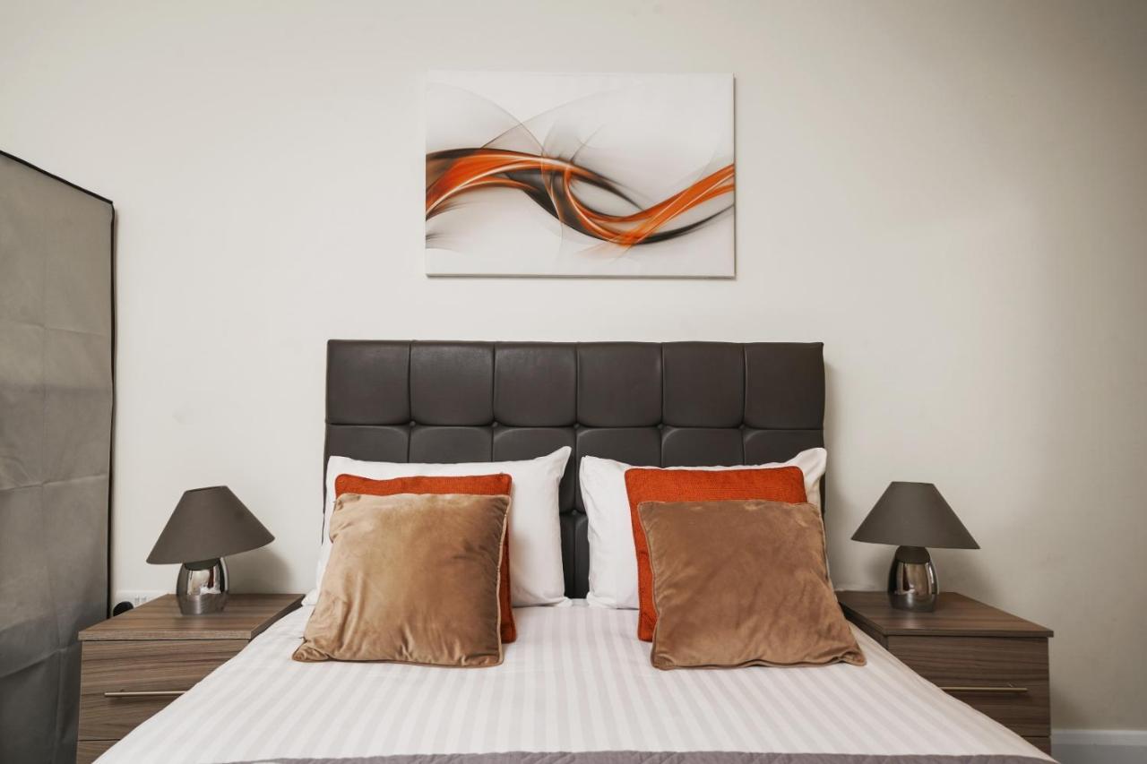 London Heathrow Living Serviced Apartments By Ferndale Stanwell Bagian luar foto