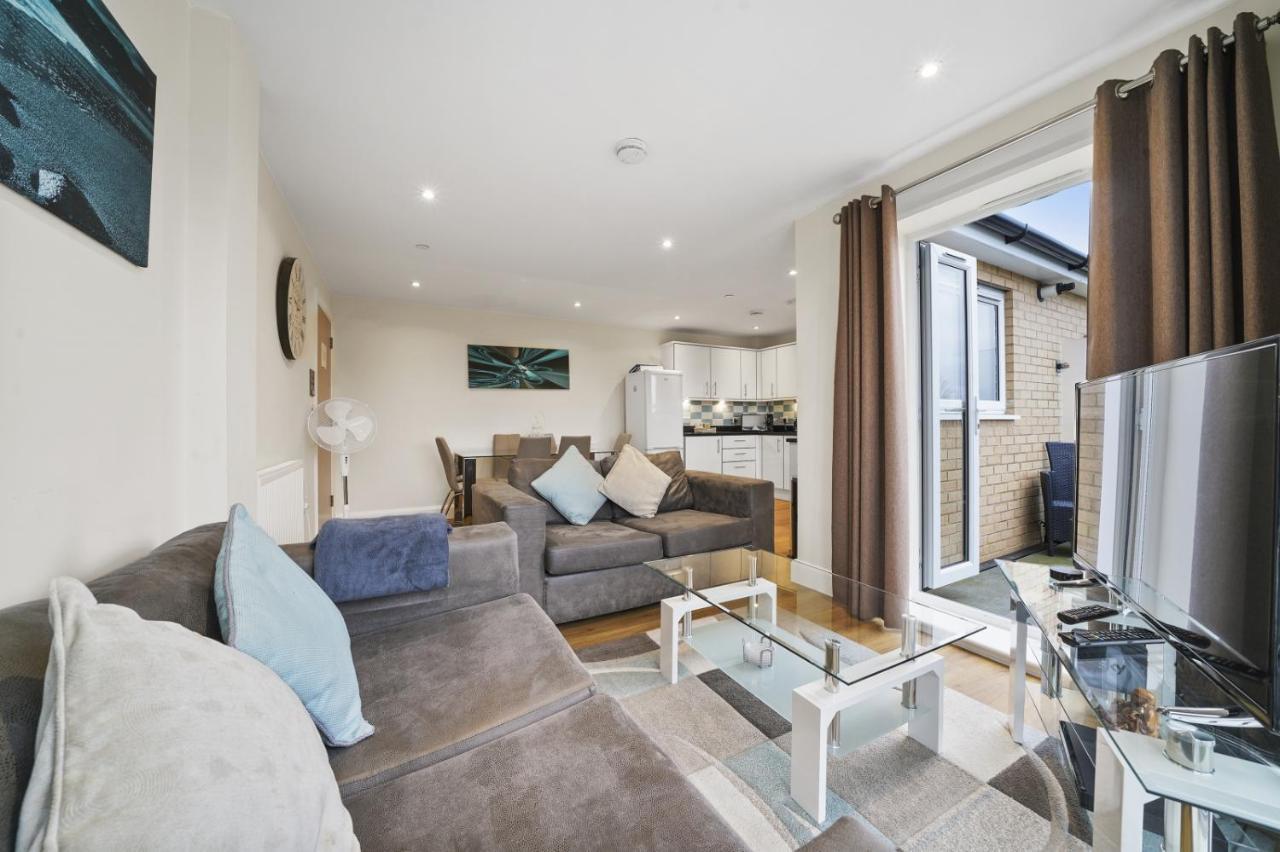 London Heathrow Living Serviced Apartments By Ferndale Stanwell Bagian luar foto