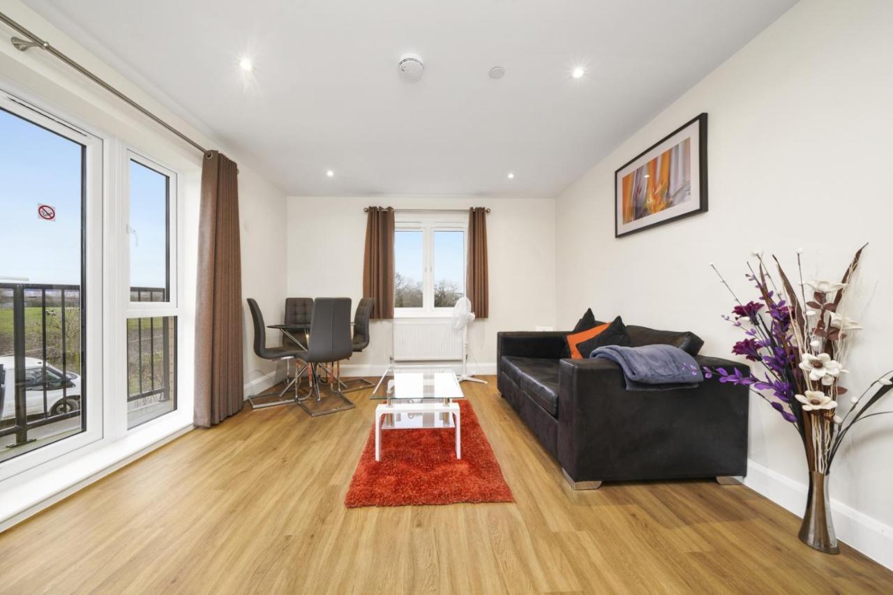 London Heathrow Living Serviced Apartments By Ferndale Stanwell Bagian luar foto