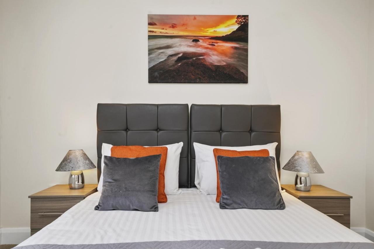 London Heathrow Living Serviced Apartments By Ferndale Stanwell Bagian luar foto