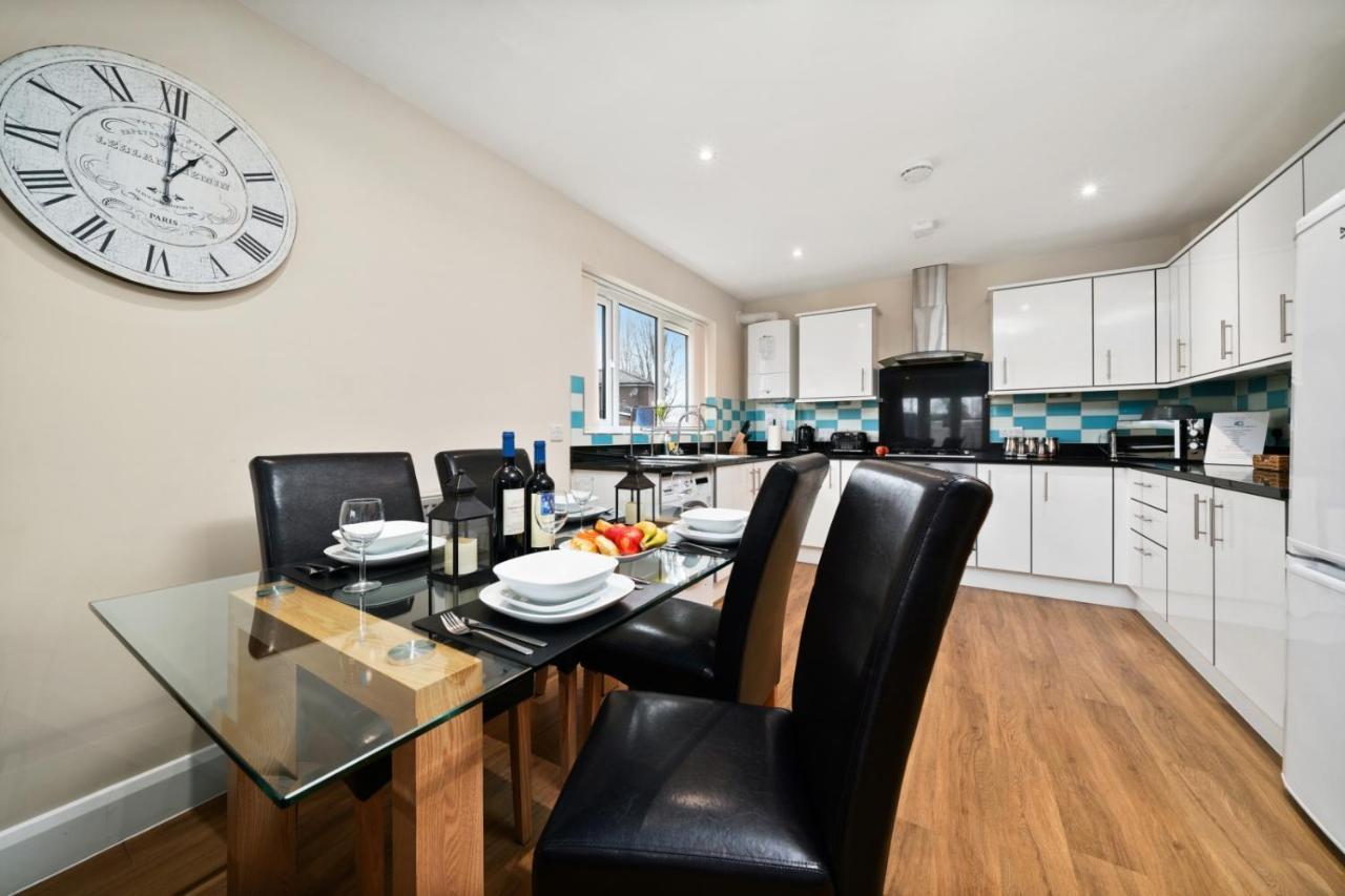 London Heathrow Living Serviced Apartments By Ferndale Stanwell Bagian luar foto