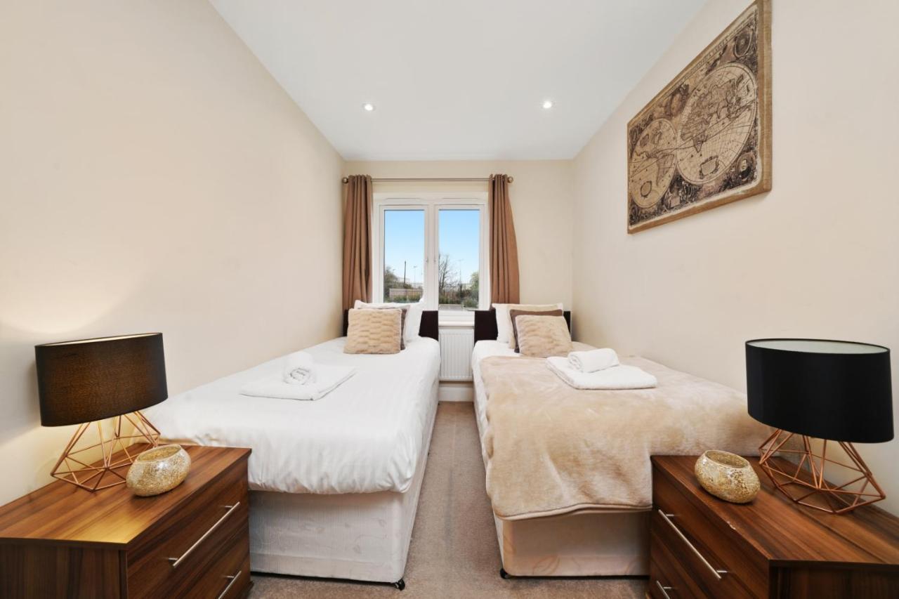 London Heathrow Living Serviced Apartments By Ferndale Stanwell Bagian luar foto