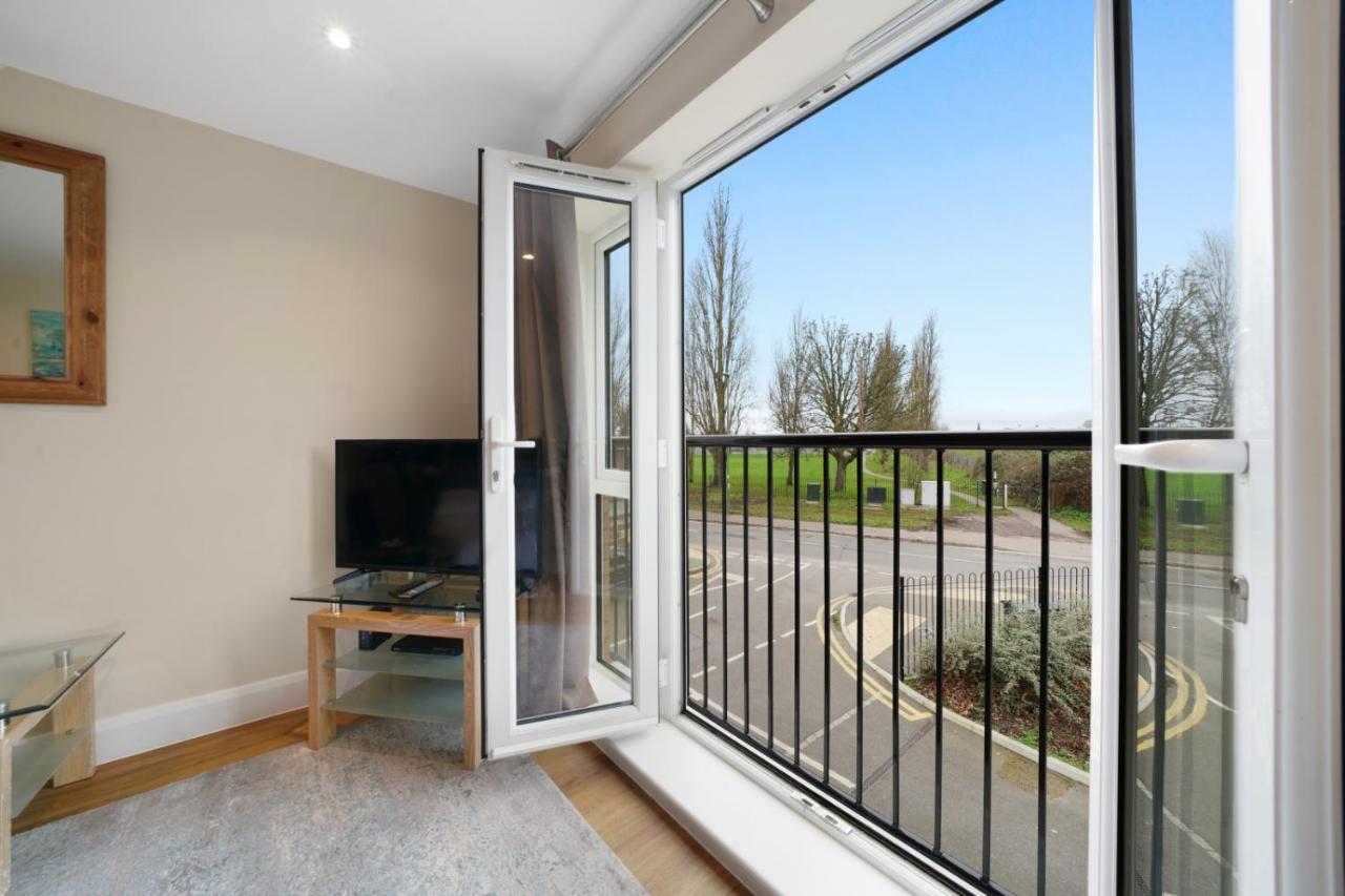 London Heathrow Living Serviced Apartments By Ferndale Stanwell Bagian luar foto