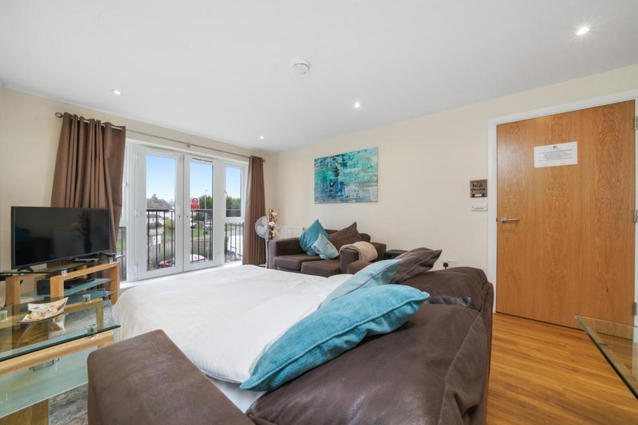 London Heathrow Living Serviced Apartments By Ferndale Stanwell Bagian luar foto