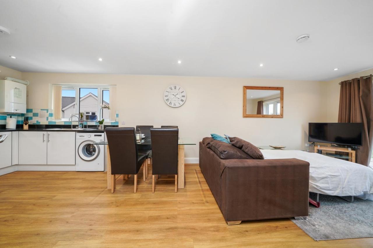 London Heathrow Living Serviced Apartments By Ferndale Stanwell Bagian luar foto