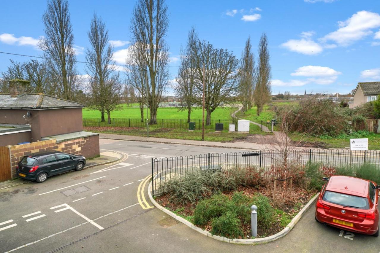 London Heathrow Living Serviced Apartments By Ferndale Stanwell Bagian luar foto
